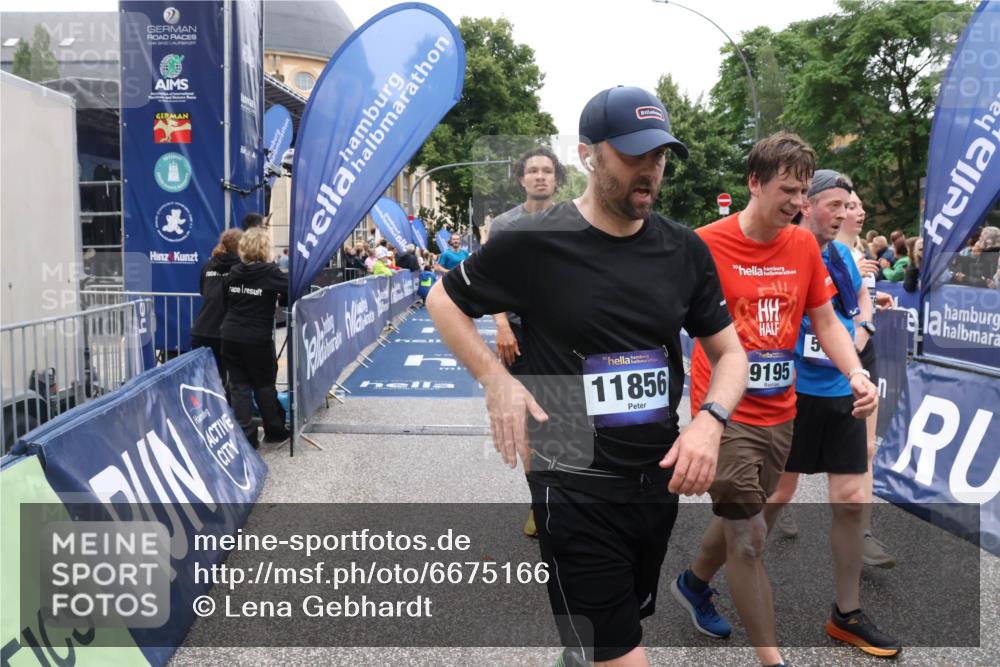 30.06.2024 - hella hamburg halbmarathon Lena Gebhardt http://msf.ph/oto/6675166 30.06.2024 11:10:35 Ziel 1456, 1913, 2377, 2584, 2720, 3351, 5032, 6199, 6348, 6829, 6940, 8450, 9195, 9415, 9462, 10038, 10398, 10566, 11007, 11010, 11274, 11359, 11856, 12453, 13212, 13378 meine-sportfotos.de