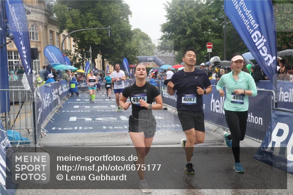30.06.2024 - hella hamburg halbmarathon Lena Gebhardt http://msf.ph/oto/6675177 30.06.2024 12:23:19 Ziel 720, 3310, 3421, 4087, 4088, 4945, 9324, 11779 meine-sportfotos.de