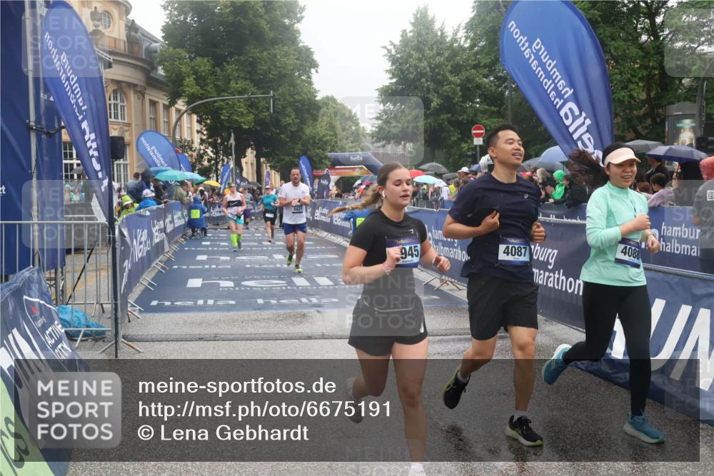 30.06.2024 - hella hamburg halbmarathon Lena Gebhardt http://msf.ph/oto/6675191 30.06.2024 12:23:20 Ziel 720, 3310, 3421, 4087, 4088, 4945, 9324, 11779 meine-sportfotos.de