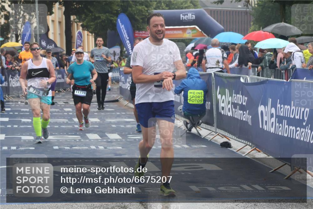 30.06.2024 - hella hamburg halbmarathon Lena Gebhardt http://msf.ph/oto/6675207 30.06.2024 12:23:21 Ziel 720, 3310, 3421, 4087, 4088, 4945, 8471, 9324, 11779 meine-sportfotos.de