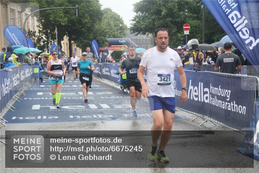 30.06.2024 - hella hamburg halbmarathon Lena Gebhardt http://msf.ph/oto/6675245 30.06.2024 12:23:23 Ziel 720, 766, 3310, 3421, 4087, 4088, 4945, 8471, 11779 meine-sportfotos.de