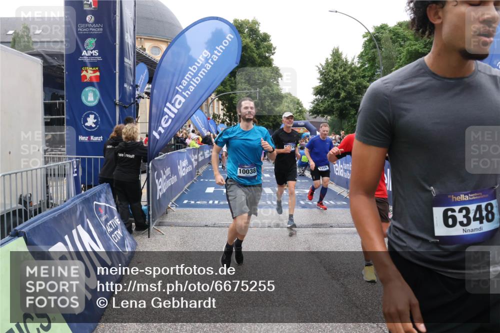 30.06.2024 - hella hamburg halbmarathon Lena Gebhardt http://msf.ph/oto/6675255 30.06.2024 11:10:37 Ziel 700, 1456, 1913, 2377, 2720, 3948, 5032, 6099, 6199, 6348, 6485, 6829, 6940, 8450, 8974, 9195, 9415, 9462, 10038, 10398, 10566, 11007, 11010, 11359, 11856, 12453, 13378 meine-sportfotos.de