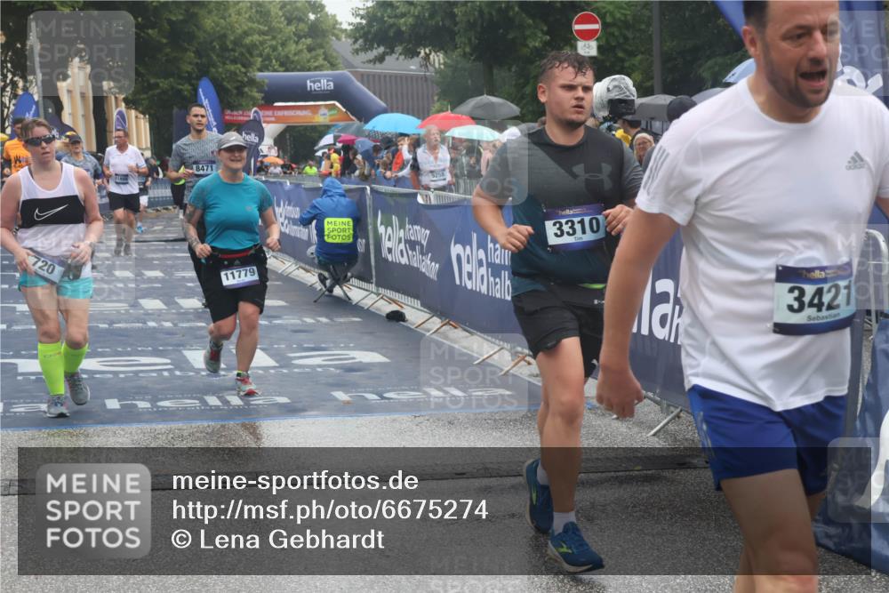 30.06.2024 - hella hamburg halbmarathon Lena Gebhardt http://msf.ph/oto/6675274 30.06.2024 12:23:24 Ziel 720, 766, 3310, 3421, 4087, 4088, 4155, 4156, 8471, 11779 meine-sportfotos.de