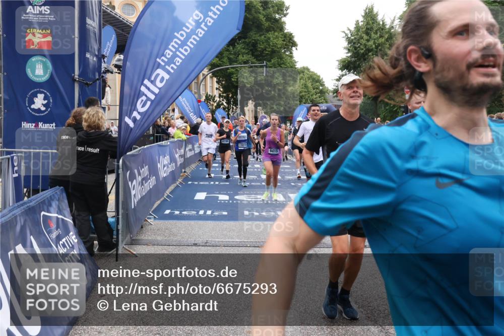 30.06.2024 - hella hamburg halbmarathon Lena Gebhardt http://msf.ph/oto/6675293 30.06.2024 11:10:38 Ziel 700, 1456, 1913, 2377, 2707, 3948, 5007, 5032, 6099, 6199, 6348, 6485, 6829, 6940, 8450, 8974, 9195, 9415, 10038, 10398, 10566, 11007, 11010, 11359, 12453, 13180, 13378 meine-sportfotos.de