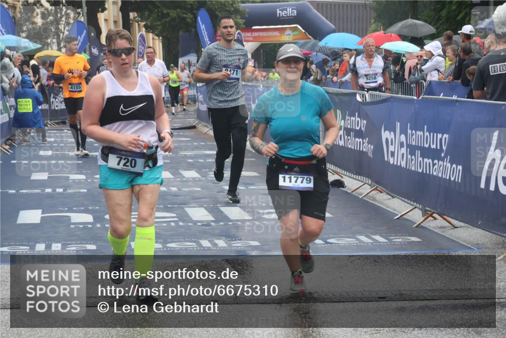 30.06.2024 - hella hamburg halbmarathon Lena Gebhardt http://msf.ph/oto/6675310 30.06.2024 12:23:25 Ziel 720, 766, 3310, 3421, 4155, 4156, 8471, 11779 meine-sportfotos.de