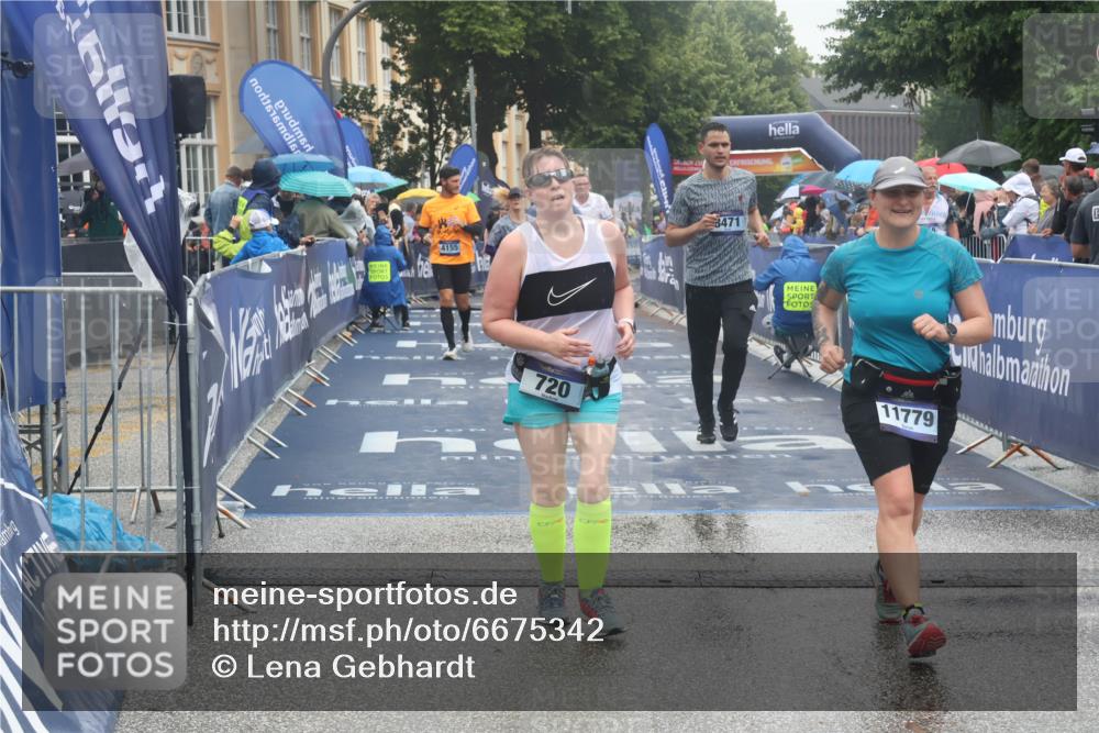 30.06.2024 - hella hamburg halbmarathon Lena Gebhardt http://msf.ph/oto/6675342 30.06.2024 12:23:26 Ziel 720, 766, 3310, 3421, 4155, 4156, 8471, 11779, 11866 meine-sportfotos.de
