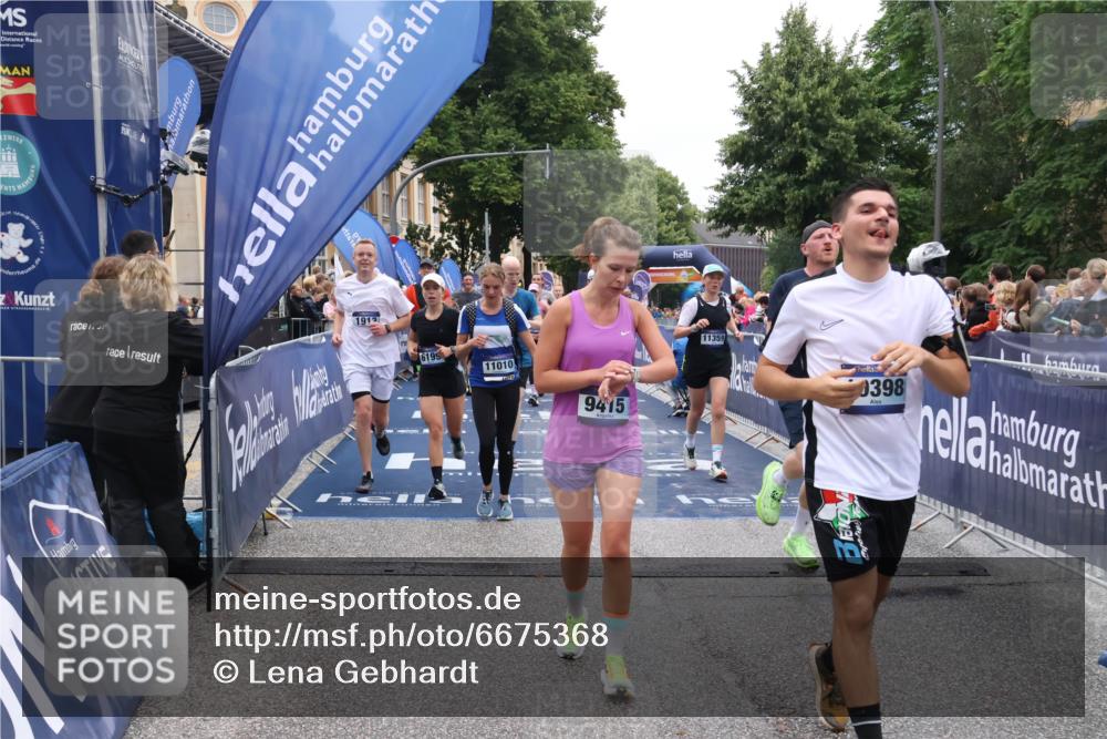 30.06.2024 - hella hamburg halbmarathon Lena Gebhardt http://msf.ph/oto/6675368 30.06.2024 11:10:40 Ziel 700, 1456, 1913, 2090, 2377, 2707, 3948, 5007, 6099, 6199, 6485, 6829, 6940, 8974, 9415, 10038, 10291, 10398, 11007, 11010, 11170, 11359, 12453, 13177, 13180, 13378 meine-sportfotos.de
