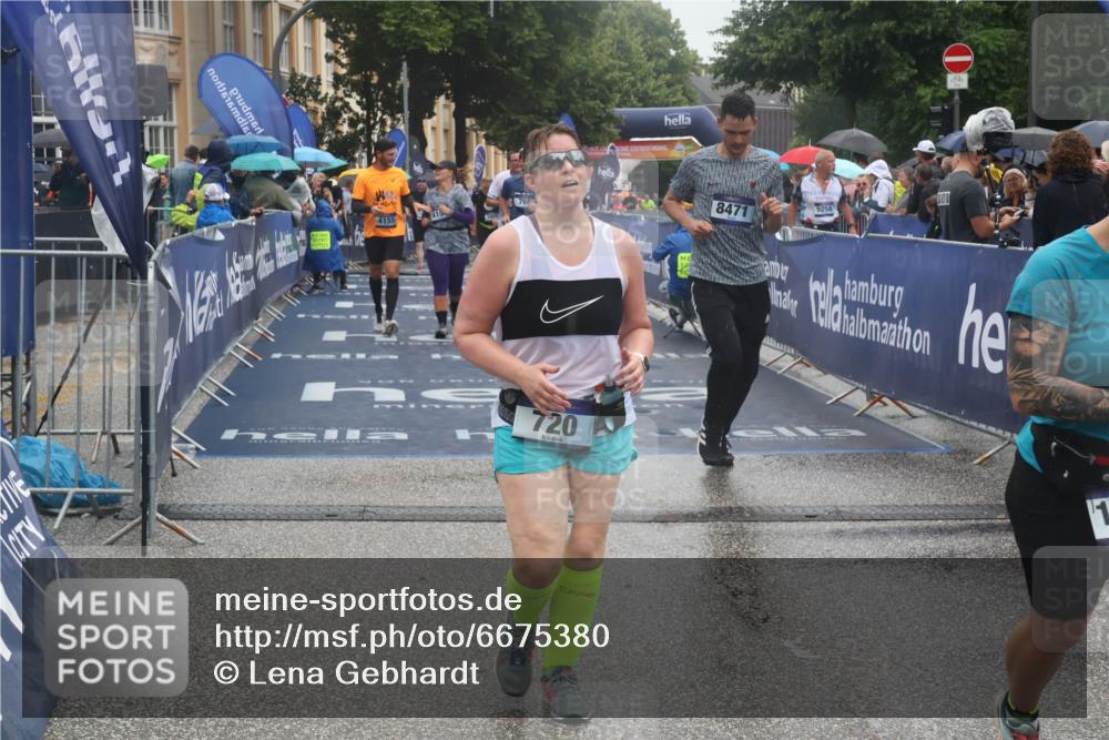 30.06.2024 - hella hamburg halbmarathon Lena Gebhardt http://msf.ph/oto/6675380 30.06.2024 12:23:27 Ziel 720, 766, 3310, 3421, 4155, 4156, 8471, 11779, 11866 meine-sportfotos.de