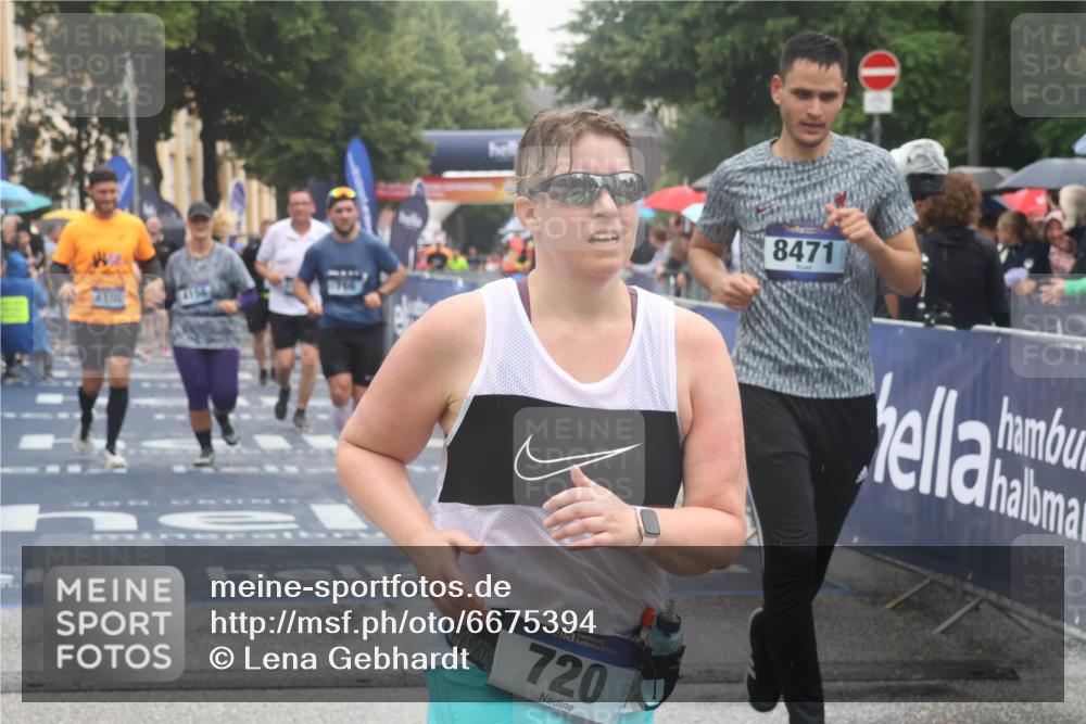 30.06.2024 - hella hamburg halbmarathon Lena Gebhardt http://msf.ph/oto/6675394 30.06.2024 12:23:28 Ziel 720, 766, 3310, 4155, 4156, 8471, 11779, 11866 meine-sportfotos.de