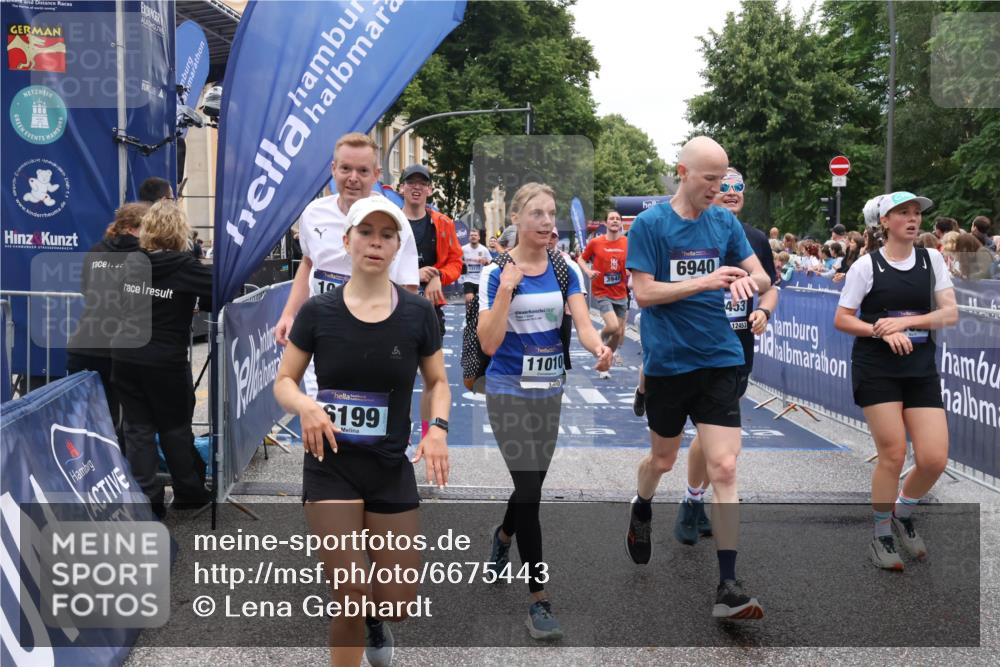 30.06.2024 - hella hamburg halbmarathon Lena Gebhardt http://msf.ph/oto/6675443 30.06.2024 11:10:42 Ziel 700, 1456, 1913, 2090, 2377, 2707, 3948, 5007, 6099, 6199, 6485, 6829, 6940, 8561, 8974, 9415, 10038, 10291, 10398, 11010, 11170, 11359, 12453, 13177, 13180, 13378 meine-sportfotos.de