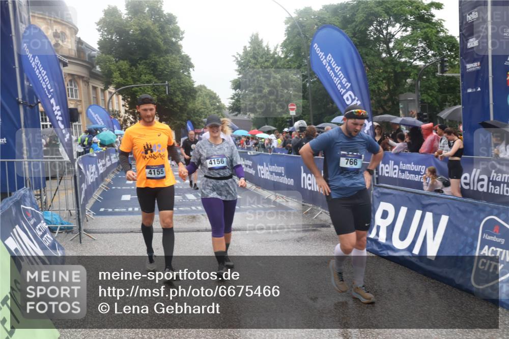 30.06.2024 - hella hamburg halbmarathon Lena Gebhardt http://msf.ph/oto/6675466 30.06.2024 12:23:32 Ziel 766, 2558, 3909, 4155, 4156, 8471, 11866, 13470 meine-sportfotos.de