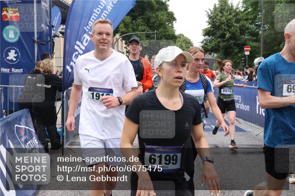 30.06.2024 - hella hamburg halbmarathon Lena Gebhardt http://msf.ph/oto/6675475 30.06.2024 11:10:43 Ziel 700, 1456, 1913, 2090, 2707, 3948, 5007, 6099, 6199, 6485, 6829, 6940, 8561, 8974, 9415, 10291, 10398, 11010, 11170, 11359, 12148, 12453, 13177, 13180 meine-sportfotos.de