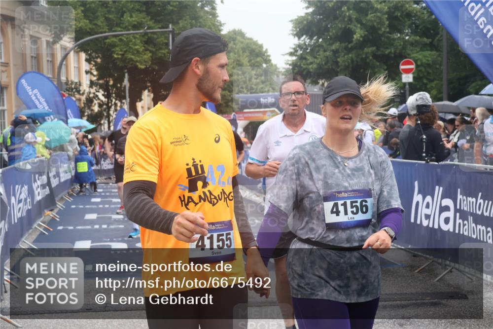 30.06.2024 - hella hamburg halbmarathon Lena Gebhardt http://msf.ph/oto/6675492 30.06.2024 12:23:33 Ziel 766, 2065, 2558, 3909, 4155, 4156, 8471, 11866, 13470 meine-sportfotos.de