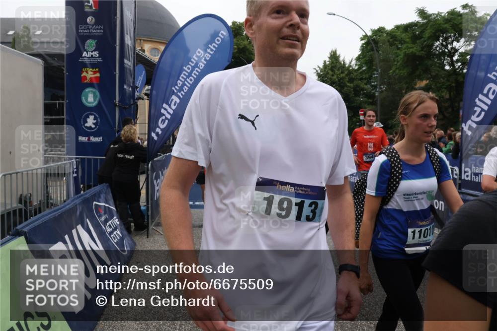 30.06.2024 - hella hamburg halbmarathon Lena Gebhardt http://msf.ph/oto/6675509 30.06.2024 11:10:44 Ziel 700, 1913, 2090, 2707, 3948, 5007, 5685, 6099, 6199, 6485, 6829, 6940, 8561, 8974, 9415, 10291, 10398, 10573, 11010, 11170, 11359, 12148, 12453, 13177, 13180 meine-sportfotos.de