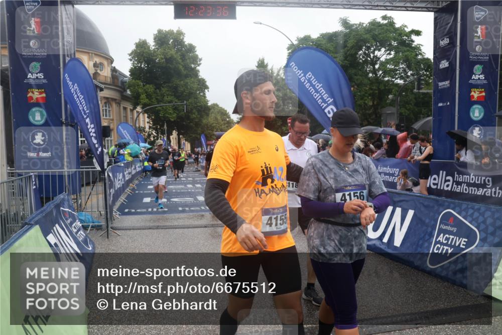 30.06.2024 - hella hamburg halbmarathon Lena Gebhardt http://msf.ph/oto/6675512 30.06.2024 12:23:34 Ziel 766, 2065, 2558, 3909, 4155, 4156, 6459, 11866, 13450, 13470 meine-sportfotos.de