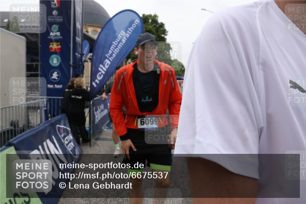 30.06.2024 - hella hamburg halbmarathon Lena Gebhardt http://msf.ph/oto/6675537 30.06.2024 11:10:45 Ziel 700, 1913, 2090, 2707, 3948, 5007, 5685, 6099, 6199, 6264, 6485, 6829, 6940, 8561, 8974, 9415, 10291, 10573, 11010, 11170, 11359, 12148, 12453, 13177, 13180 meine-sportfotos.de