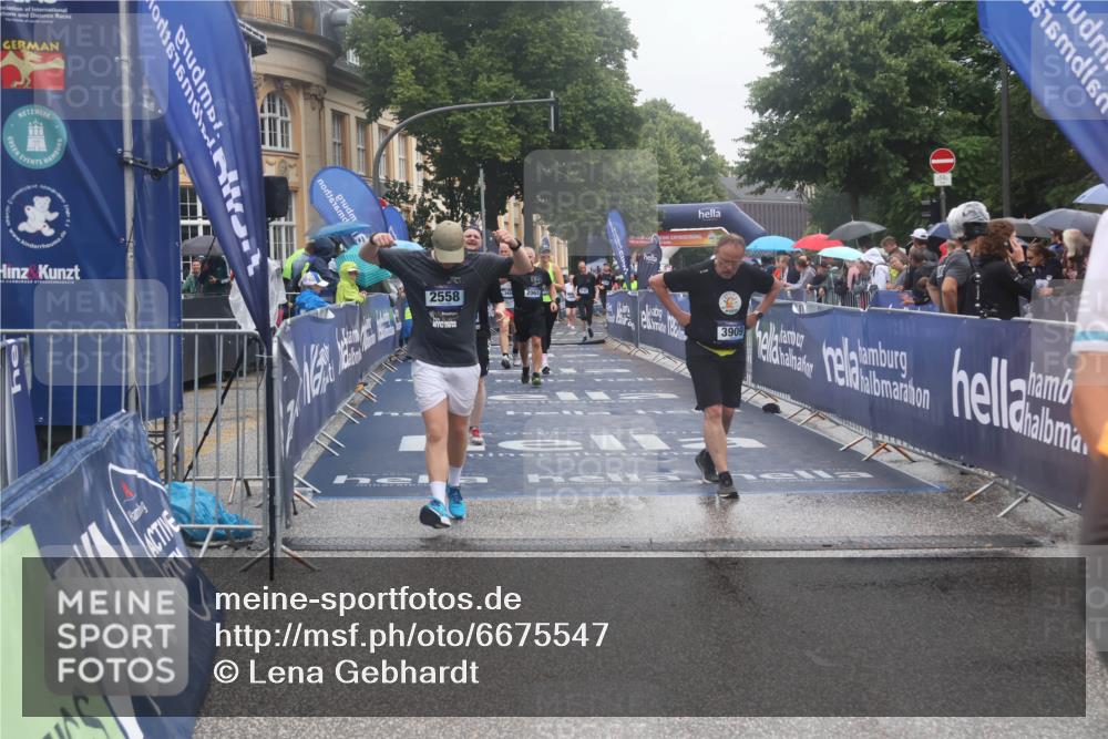 30.06.2024 - hella hamburg halbmarathon Lena Gebhardt http://msf.ph/oto/6675547 30.06.2024 12:23:35 Ziel 766, 2065, 2558, 3909, 4155, 4156, 6459, 11866, 13450, 13470 meine-sportfotos.de
