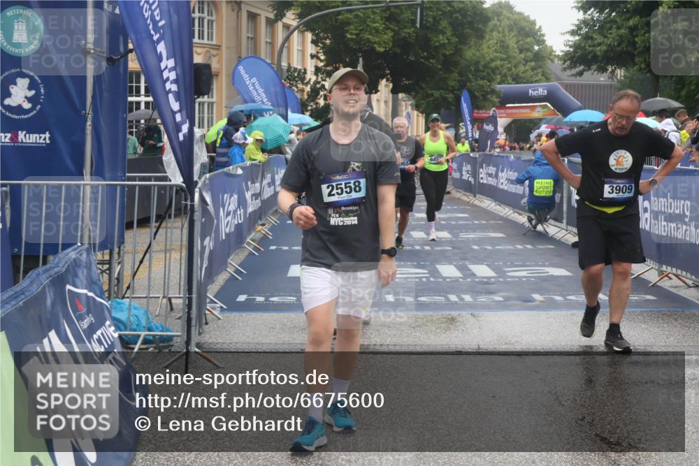 30.06.2024 - hella hamburg halbmarathon Lena Gebhardt http://msf.ph/oto/6675600 30.06.2024 12:23:37 Ziel 2065, 2558, 3909, 6459, 10852, 11866, 13450, 13470 meine-sportfotos.de