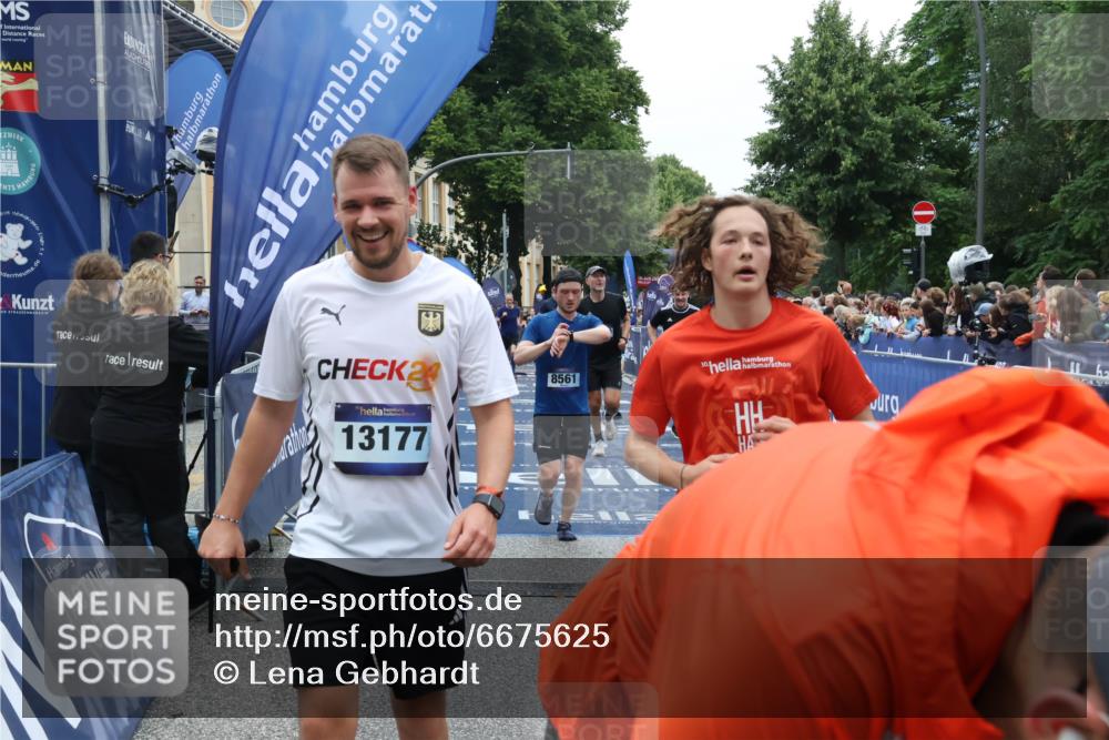 30.06.2024 - hella hamburg halbmarathon Lena Gebhardt http://msf.ph/oto/6675625 30.06.2024 11:10:48 Ziel 527, 700, 2090, 2707, 3948, 5007, 5172, 5437, 5508, 5685, 6099, 6264, 6485, 7735, 8561, 8974, 10291, 10573, 11170, 12148, 13177, 13180 meine-sportfotos.de