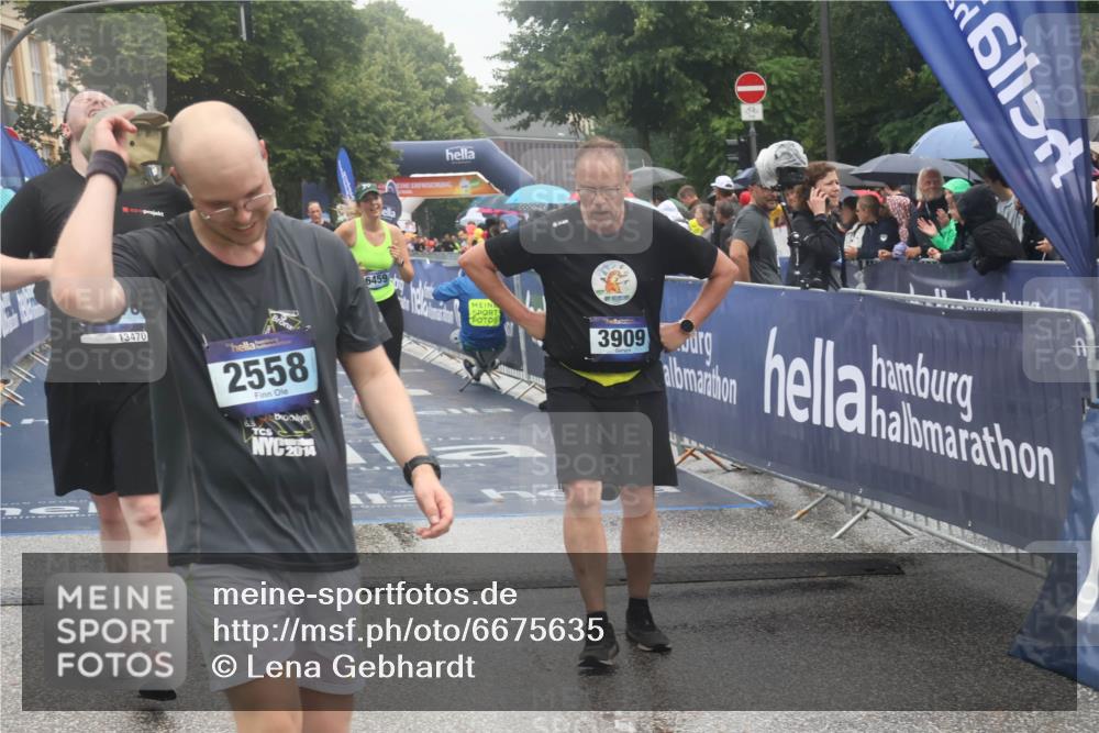 30.06.2024 - hella hamburg halbmarathon Lena Gebhardt http://msf.ph/oto/6675635 30.06.2024 12:23:38 Ziel 2065, 2558, 3909, 6459, 10852, 11866, 13450, 13470 meine-sportfotos.de