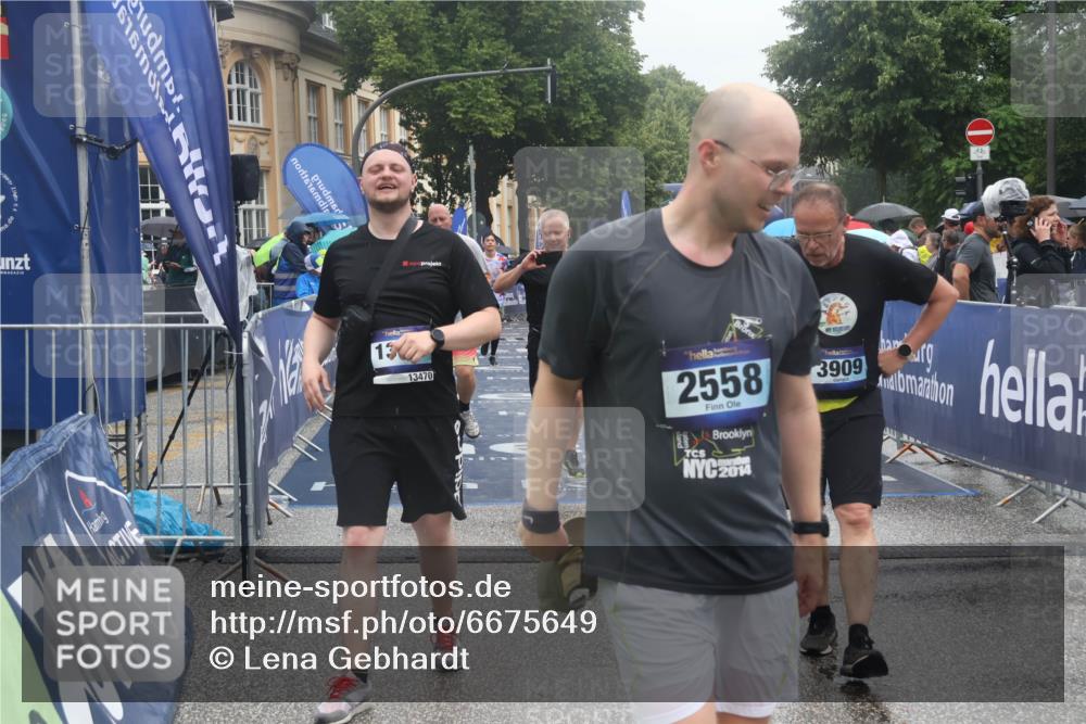 30.06.2024 - hella hamburg halbmarathon Lena Gebhardt http://msf.ph/oto/6675649 30.06.2024 12:23:39 Ziel 2065, 2558, 3909, 6459, 7840, 10852, 13450, 13470 meine-sportfotos.de