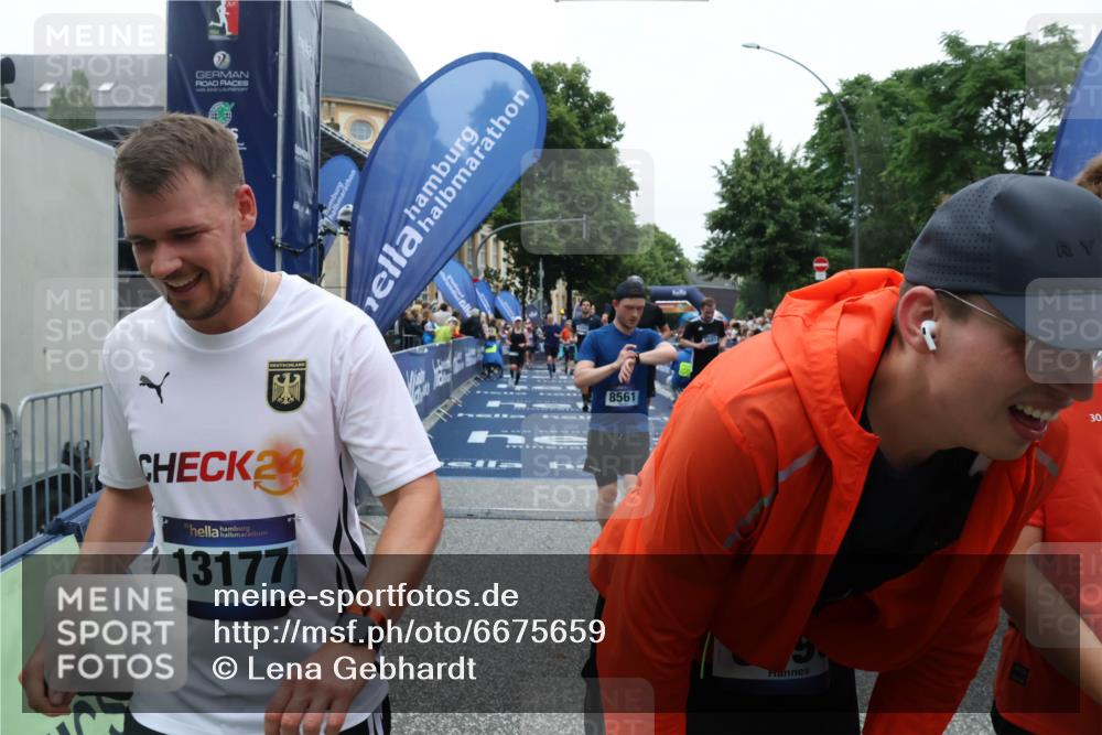 30.06.2024 - hella hamburg halbmarathon Lena Gebhardt http://msf.ph/oto/6675659 30.06.2024 11:10:49 Ziel 527, 700, 2090, 2707, 3948, 5007, 5172, 5437, 5508, 5685, 6264, 6485, 7735, 8561, 10291, 10573, 11170, 12148, 13177, 13180 meine-sportfotos.de