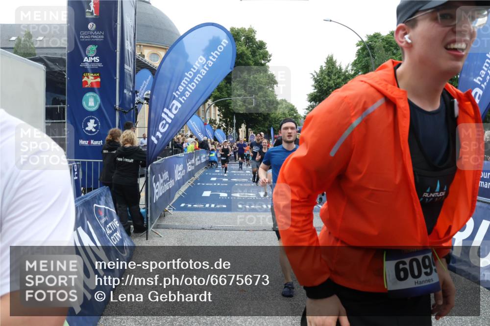 30.06.2024 - hella hamburg halbmarathon Lena Gebhardt http://msf.ph/oto/6675673 30.06.2024 11:10:50 Ziel 527, 2090, 2707, 5007, 5172, 5437, 5508, 5685, 6264, 7735, 8561, 10291, 10573, 11170, 11935, 12148, 13177, 13180 meine-sportfotos.de
