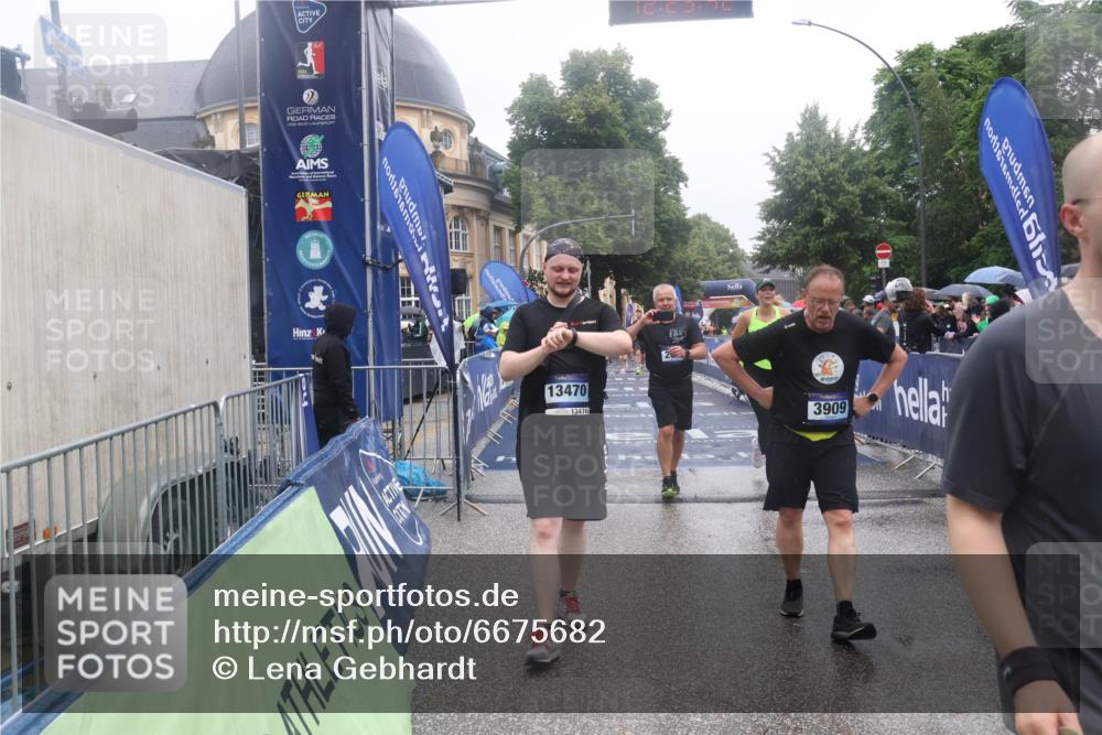 30.06.2024 - hella hamburg halbmarathon Lena Gebhardt http://msf.ph/oto/6675682 30.06.2024 12:23:40 Ziel 2065, 2558, 3795, 3909, 6459, 7840, 10852, 13450, 13470 meine-sportfotos.de