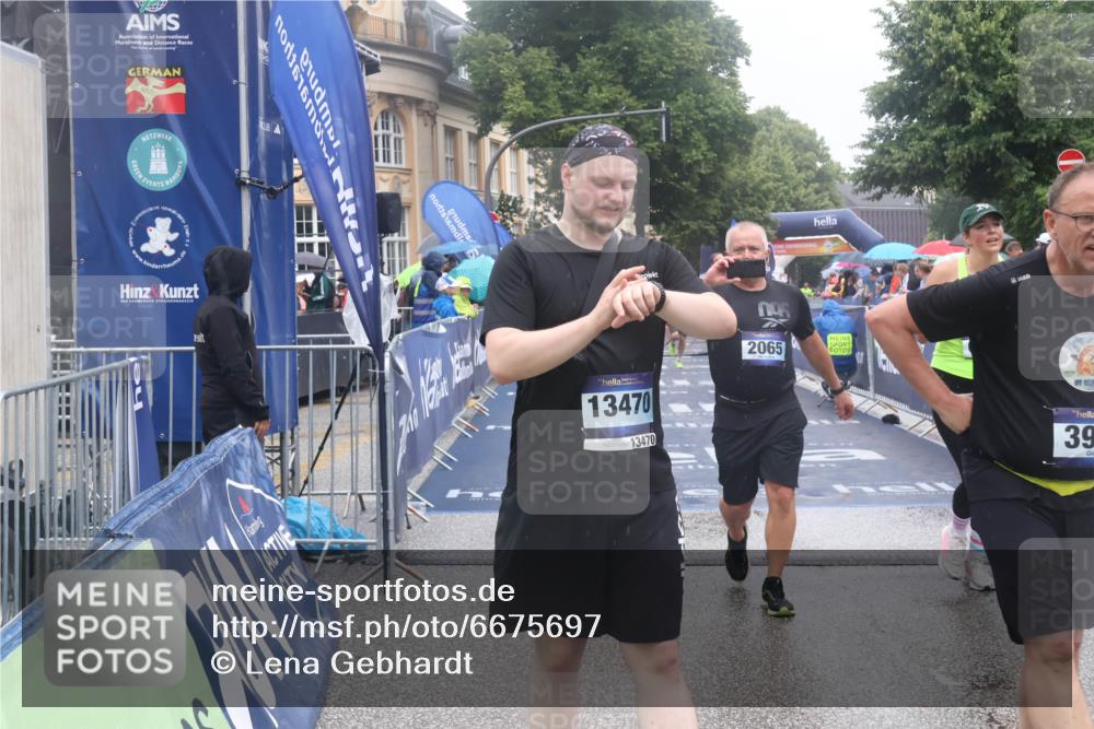 30.06.2024 - hella hamburg halbmarathon Lena Gebhardt http://msf.ph/oto/6675697 30.06.2024 12:23:41 Ziel 2065, 2558, 3795, 3909, 6459, 7840, 10852, 13450, 13470 meine-sportfotos.de