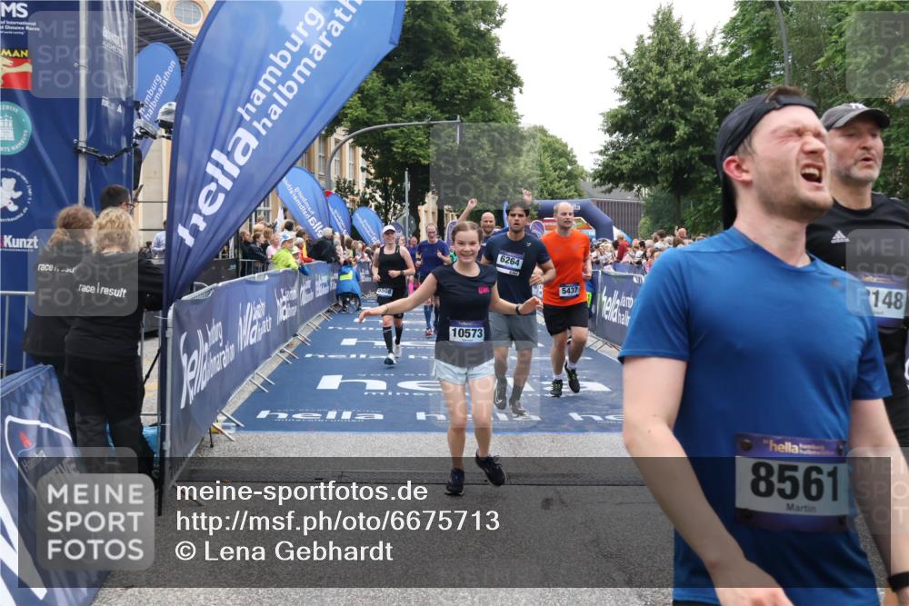 30.06.2024 - hella hamburg halbmarathon Lena Gebhardt http://msf.ph/oto/6675713 30.06.2024 11:10:51 Ziel 527, 2090, 5172, 5437, 5508, 5685, 6264, 7735, 8561, 9086, 10291, 10573, 11170, 11935, 12148, 13177 meine-sportfotos.de
