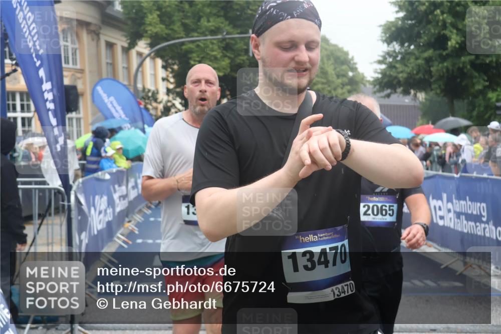 30.06.2024 - hella hamburg halbmarathon Lena Gebhardt http://msf.ph/oto/6675724 30.06.2024 12:23:42 Ziel 2065, 3795, 3909, 6459, 7840, 10852, 13450, 13470 meine-sportfotos.de