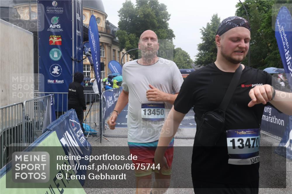 30.06.2024 - hella hamburg halbmarathon Lena Gebhardt http://msf.ph/oto/6675744 30.06.2024 12:23:43 Ziel 2065, 3795, 6459, 7520, 7840, 10852, 13450, 13470 meine-sportfotos.de