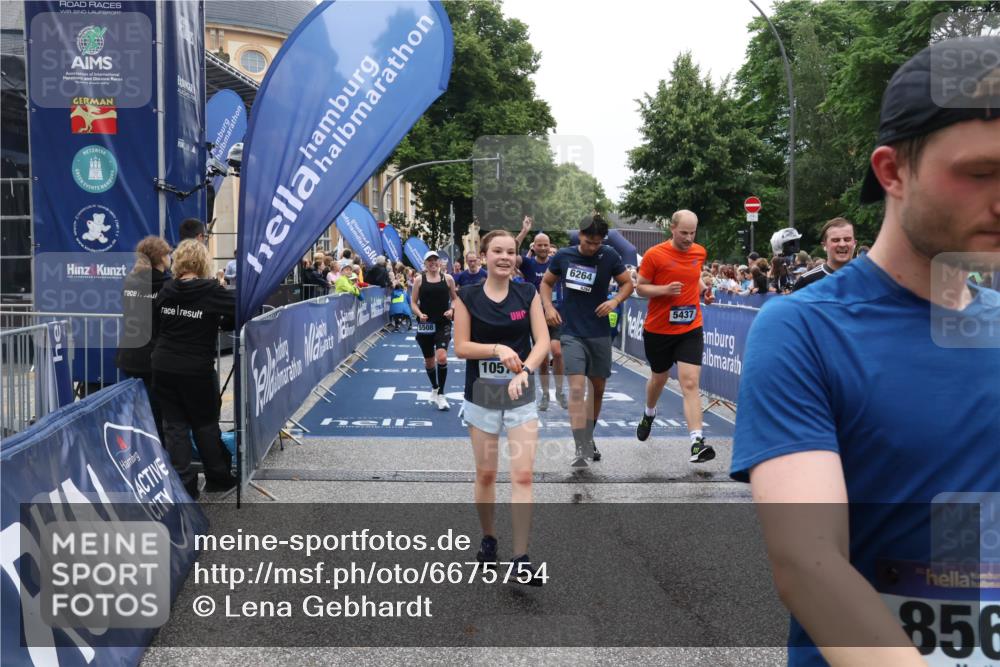 30.06.2024 - hella hamburg halbmarathon Lena Gebhardt http://msf.ph/oto/6675754 30.06.2024 11:10:52 Ziel 527, 2090, 5131, 5172, 5437, 5508, 5685, 6264, 7735, 8561, 8749, 9086, 9811, 10573, 11935, 12148 meine-sportfotos.de