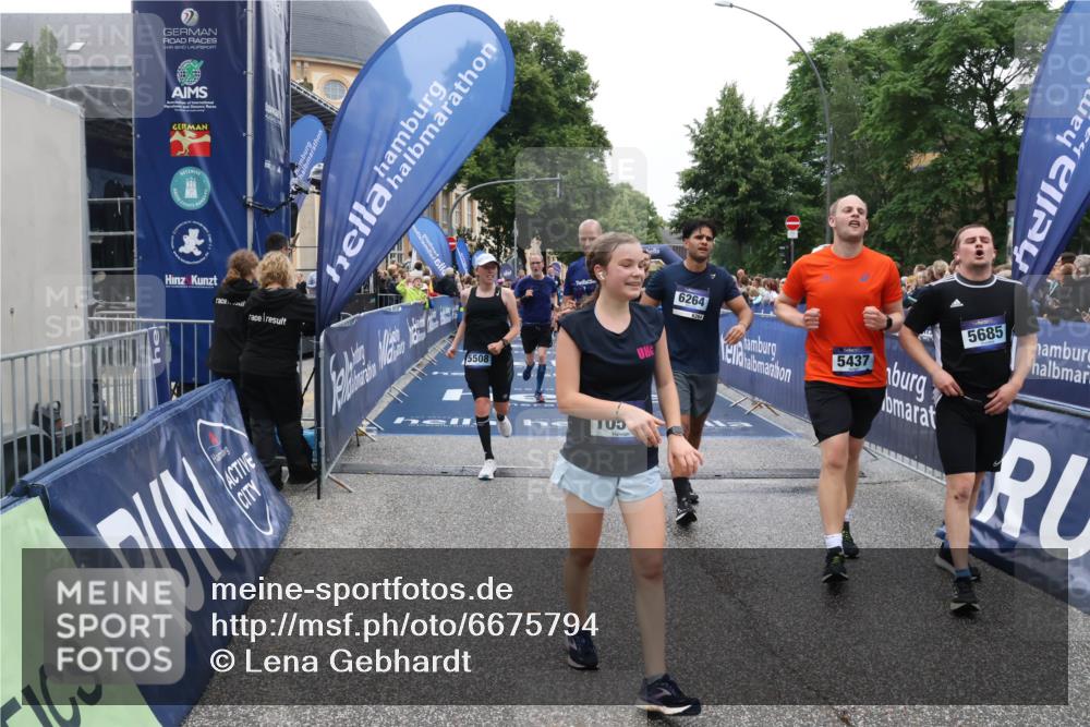 30.06.2024 - hella hamburg halbmarathon Lena Gebhardt http://msf.ph/oto/6675794 30.06.2024 11:10:53 Ziel 527, 3000, 4459, 5131, 5172, 5437, 5508, 5685, 6264, 6452, 7735, 8561, 8749, 9086, 9811, 10573, 11686, 11935, 12148 meine-sportfotos.de