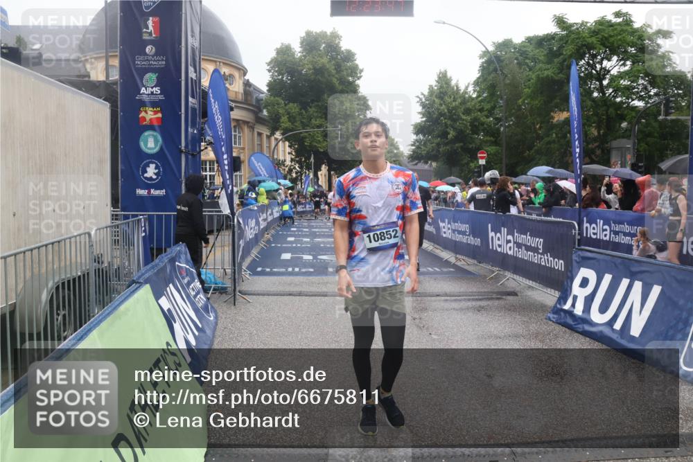 30.06.2024 - hella hamburg halbmarathon Lena Gebhardt http://msf.ph/oto/6675811 30.06.2024 12:23:45 Ziel 2065, 3795, 6459, 7520, 7840, 10852, 13450 meine-sportfotos.de