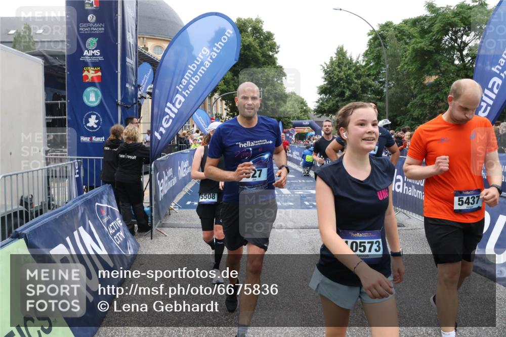 30.06.2024 - hella hamburg halbmarathon Lena Gebhardt http://msf.ph/oto/6675836 30.06.2024 11:10:54 Ziel 527, 1278, 2978, 3000, 4459, 5131, 5172, 5437, 5508, 5685, 6264, 6452, 7735, 8561, 8749, 9086, 9811, 10416, 10573, 11686, 11935, 12148 meine-sportfotos.de