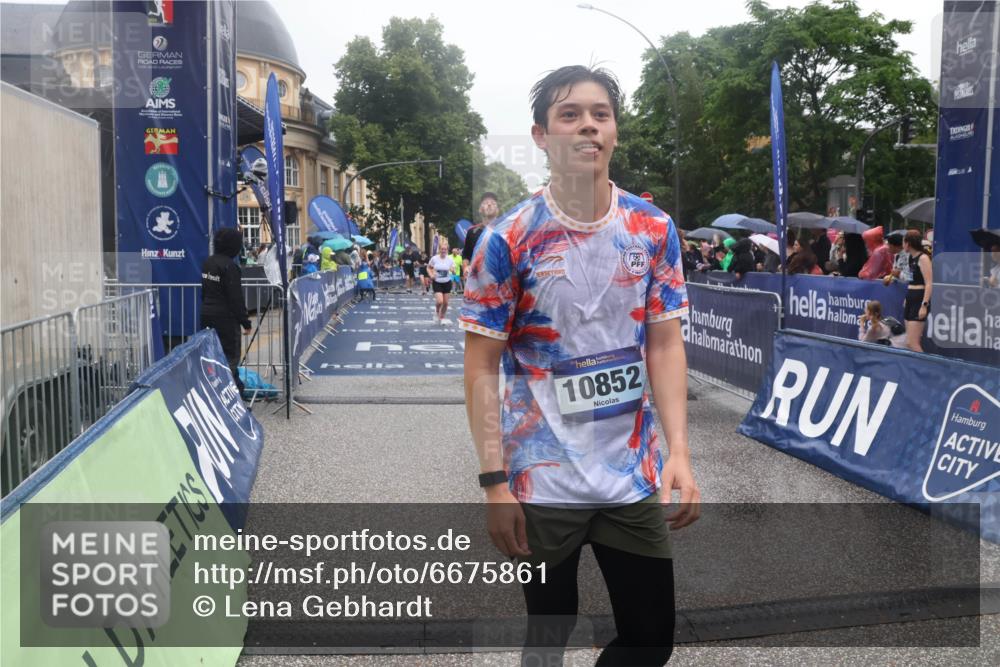 30.06.2024 - hella hamburg halbmarathon Lena Gebhardt http://msf.ph/oto/6675861 30.06.2024 12:23:46 Ziel 3795, 6459, 7520, 7840, 10852, 13450 meine-sportfotos.de