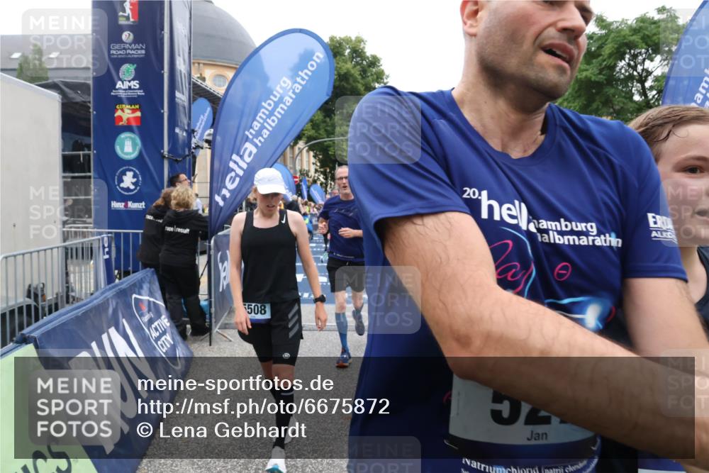 30.06.2024 - hella hamburg halbmarathon Lena Gebhardt http://msf.ph/oto/6675872 30.06.2024 11:10:55 Ziel 527, 1278, 2978, 3000, 4459, 5017, 5131, 5152, 5172, 5181, 5437, 5508, 5685, 6264, 6452, 7252, 7735, 8749, 9086, 9628, 9811, 10416, 10573, 11686, 11935, 12148 meine-sportfotos.de