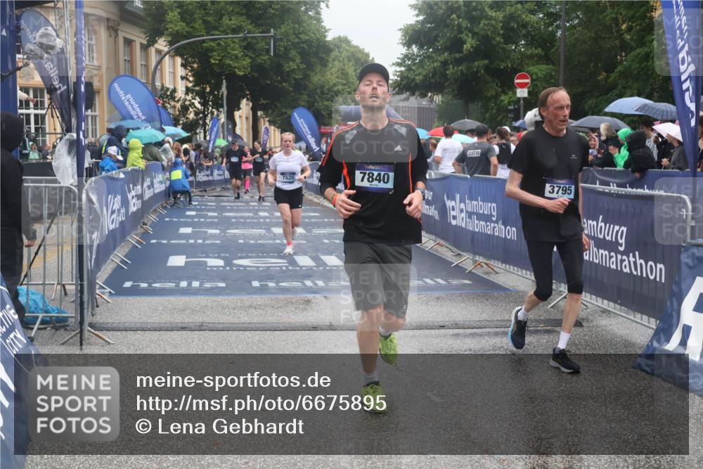 30.06.2024 - hella hamburg halbmarathon Lena Gebhardt http://msf.ph/oto/6675895 30.06.2024 12:23:47 Ziel 3795, 7520, 7840, 10852 meine-sportfotos.de
