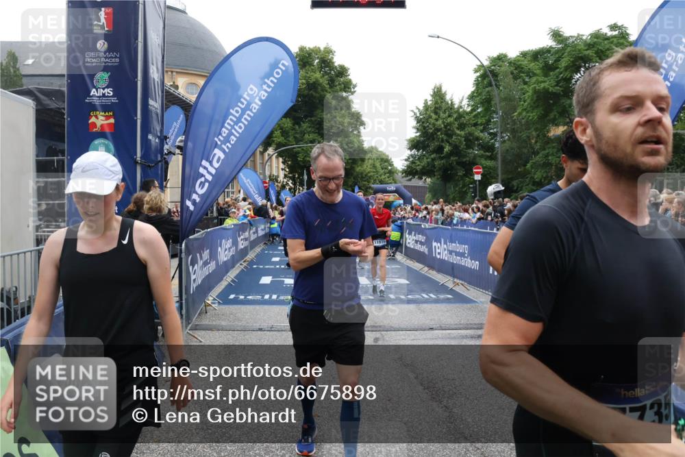 30.06.2024 - hella hamburg halbmarathon Lena Gebhardt http://msf.ph/oto/6675898 30.06.2024 11:10:56 Ziel 527, 1278, 2978, 3000, 4459, 5017, 5131, 5152, 5172, 5181, 5437, 5508, 5685, 6264, 6452, 7252, 7735, 8749, 9086, 9628, 9811, 10416, 10573, 11686, 11935, 12389 meine-sportfotos.de