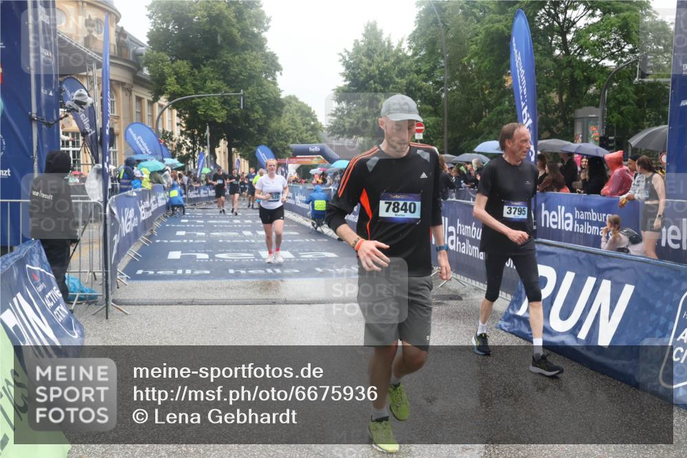 30.06.2024 - hella hamburg halbmarathon Lena Gebhardt http://msf.ph/oto/6675936 30.06.2024 12:23:48 Ziel 1466, 3795, 7520, 7840, 10852 meine-sportfotos.de