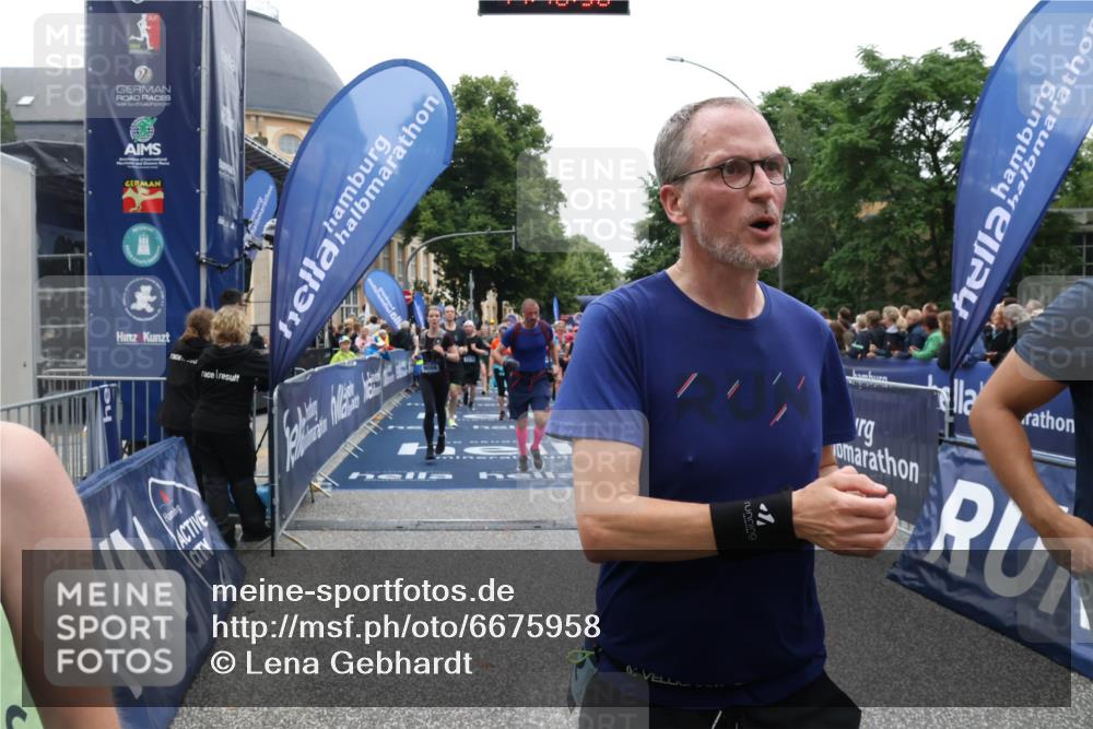 30.06.2024 - hella hamburg halbmarathon Lena Gebhardt http://msf.ph/oto/6675958 30.06.2024 11:10:57 Ziel 527, 1181, 1225, 1278, 2978, 3000, 4459, 5017, 5131, 5152, 5172, 5181, 5437, 5508, 6264, 6452, 6887, 7252, 7284, 7735, 8749, 9076, 9086, 9628, 9811, 10416, 11686, 11935, 12389 meine-sportfotos.de