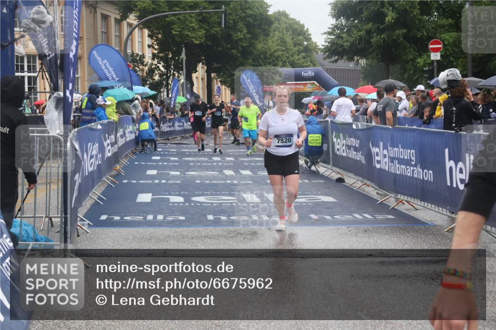 30.06.2024 - hella hamburg halbmarathon Lena Gebhardt http://msf.ph/oto/6675962 30.06.2024 12:23:49 Ziel 1466, 3795, 5525, 5526, 7520, 7840, 10852 meine-sportfotos.de