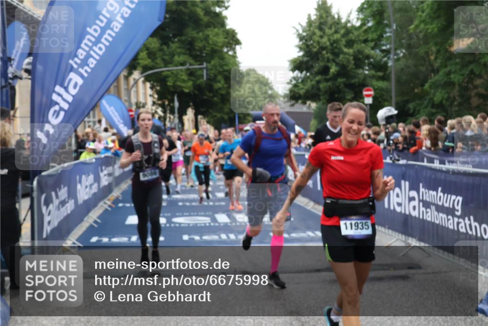 30.06.2024 - hella hamburg halbmarathon Lena Gebhardt http://msf.ph/oto/6675998 30.06.2024 11:10:58 Ziel 527, 1181, 1225, 1278, 1335, 2978, 3000, 4459, 4517, 5017, 5131, 5152, 5172, 5181, 5437, 5508, 6452, 6887, 7252, 7284, 7735, 8749, 9076, 9086, 9619, 9628, 9811, 10416, 11585, 11686, 11935, 12389, 13466 meine-sportfotos.de