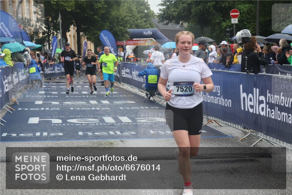 30.06.2024 - hella hamburg halbmarathon Lena Gebhardt http://msf.ph/oto/6676014 30.06.2024 12:23:50 Ziel 1466, 3795, 5525, 5526, 7520, 7840 meine-sportfotos.de