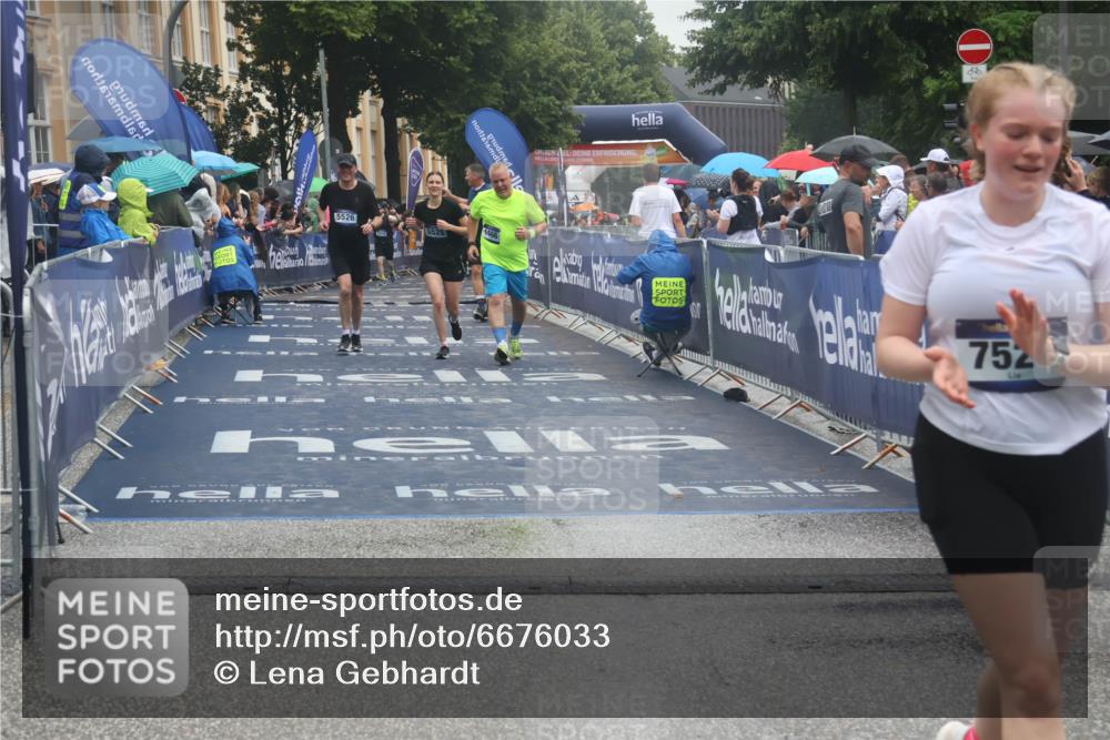 30.06.2024 - hella hamburg halbmarathon Lena Gebhardt http://msf.ph/oto/6676033 30.06.2024 12:23:51 Ziel 1466, 3795, 5525, 5526, 7520, 7840 meine-sportfotos.de