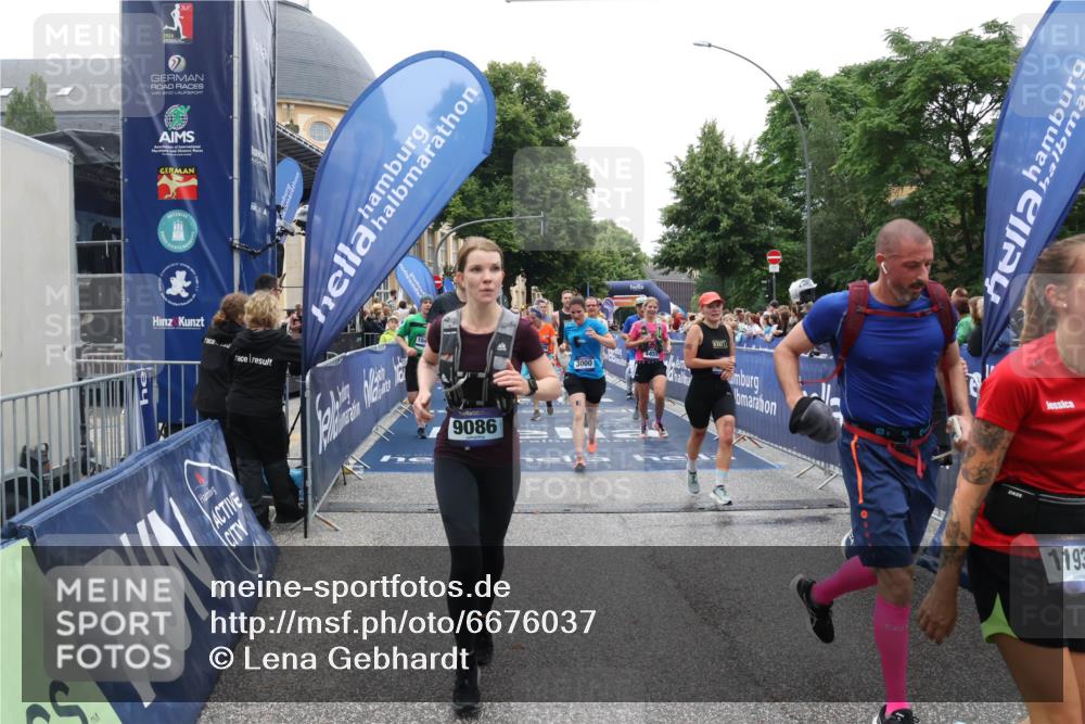 30.06.2024 - hella hamburg halbmarathon Lena Gebhardt http://msf.ph/oto/6676037 30.06.2024 11:10:59 Ziel 1181, 1225, 1278, 1335, 1687, 2978, 3000, 4459, 4517, 5017, 5131, 5152, 5172, 5181, 5508, 6452, 6887, 7252, 7284, 7735, 8749, 9076, 9086, 9619, 9628, 9811, 10416, 11343, 11405, 11585, 11686, 11935, 12389, 13466 meine-sportfotos.de
