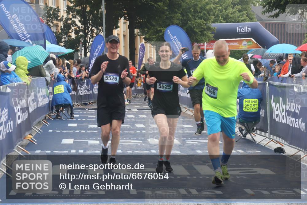 30.06.2024 - hella hamburg halbmarathon Lena Gebhardt http://msf.ph/oto/6676054 30.06.2024 12:23:54 Ziel 1466, 4701, 4702, 5525, 5526, 7520 meine-sportfotos.de