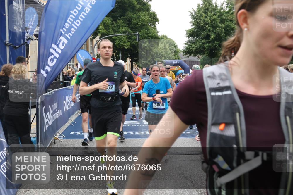 30.06.2024 - hella hamburg halbmarathon Lena Gebhardt http://msf.ph/oto/6676065 30.06.2024 11:11:00 Ziel 1181, 1225, 1278, 1335, 1687, 2978, 3000, 3250, 4459, 4517, 5017, 5131, 5152, 5172, 5181, 6452, 6887, 7085, 7252, 7284, 7735, 8749, 9076, 9086, 9619, 9628, 9811, 10416, 11343, 11405, 11585, 11686, 11935, 12389, 13466 meine-sportfotos.de