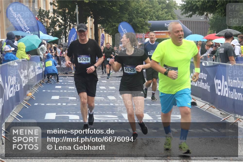 30.06.2024 - hella hamburg halbmarathon Lena Gebhardt http://msf.ph/oto/6676094 30.06.2024 12:23:55 Ziel 1466, 4701, 4702, 5525, 5526, 7520 meine-sportfotos.de